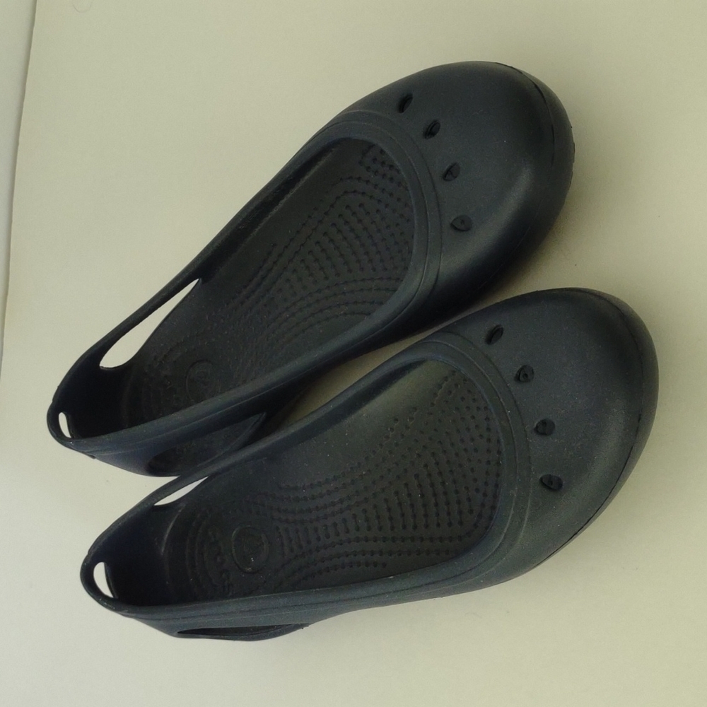 CROCS WOMEN'S 7W NAVY BLUE NEW